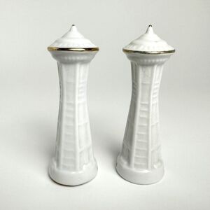 NWOT Y2K Space Needle Seattle Souvenir White Gold Trim Salt & Pepper Shakers